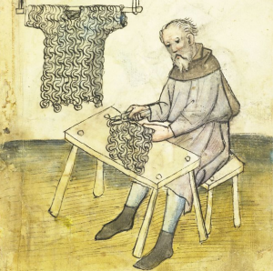 Un artigiano che lavora sugli anelli di un'armatura in maglie di ferro, inizi del 15° secolo