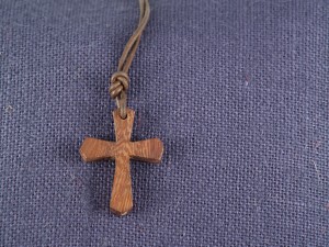 hi_abiti_pendentecrocelegnojo_01